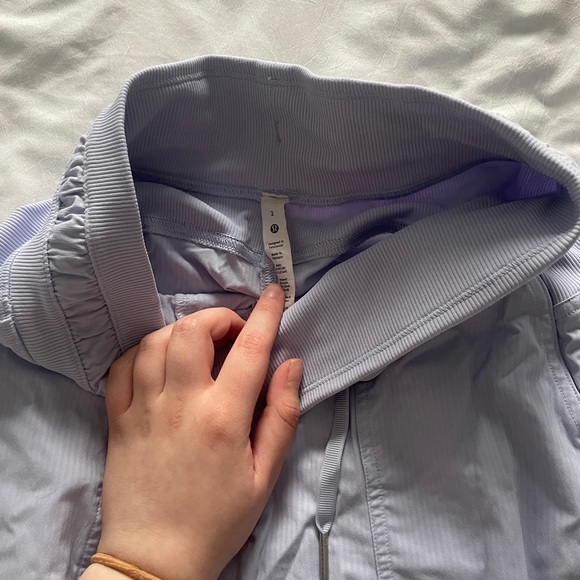 Luluemon lavender cropped studio pants - Picture 3 of 4